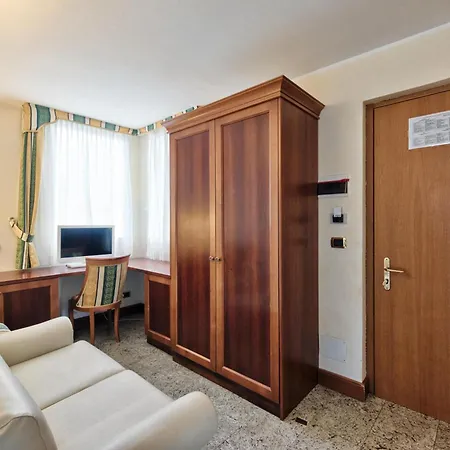 Hotel Flora Lignano Sabbiadoro Exterior photo