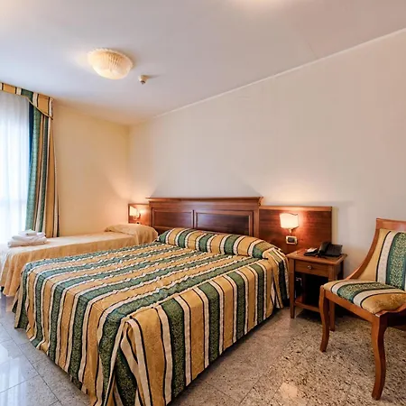 Hotel Flora Lignano Sabbiadoro Exterior photo